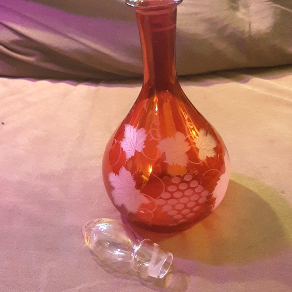 Vintage cranberry flash engraved decanter - Picture 3 of 4